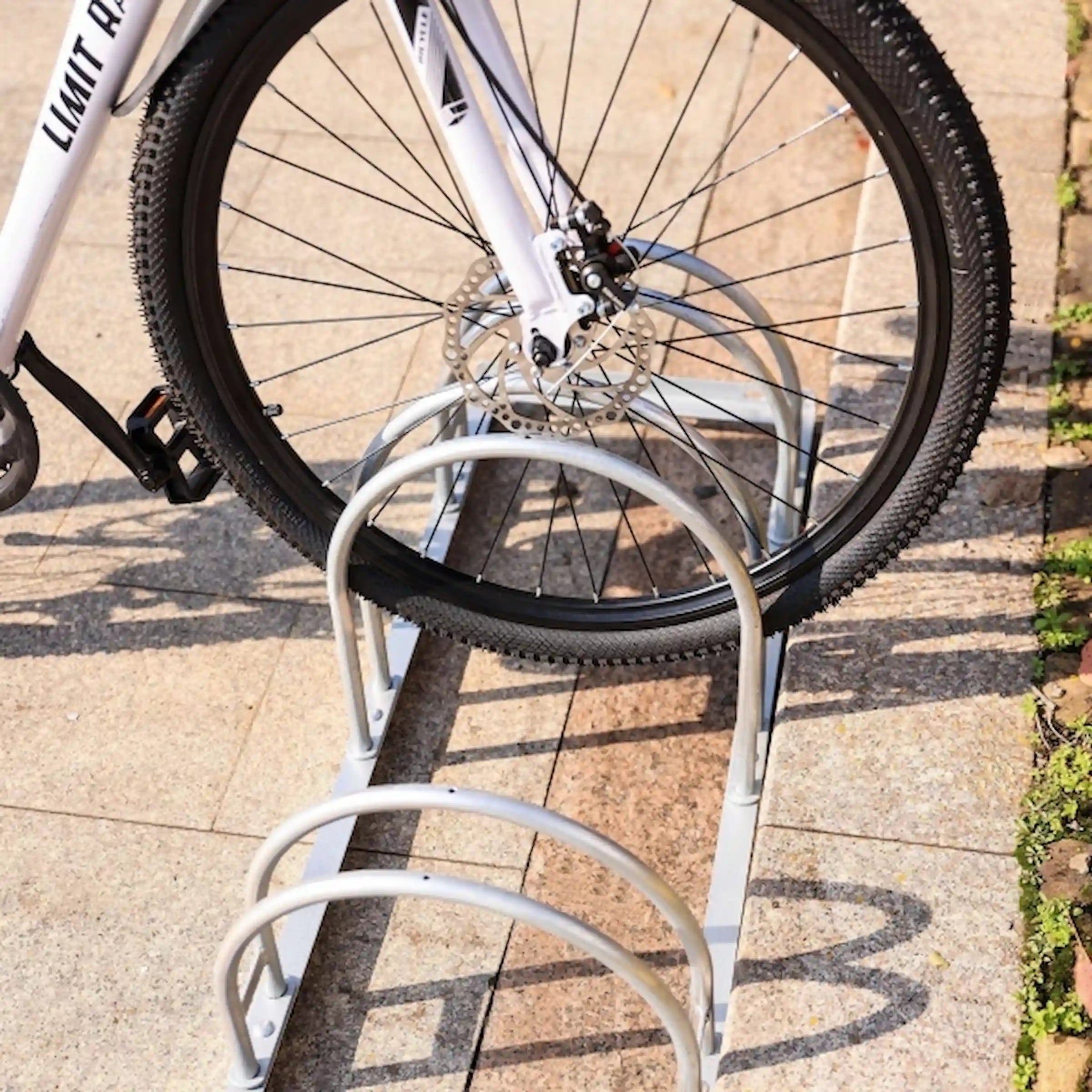 Zweiseitiger Fahrradständer LUNA aus feuerverzinktem Stahl.