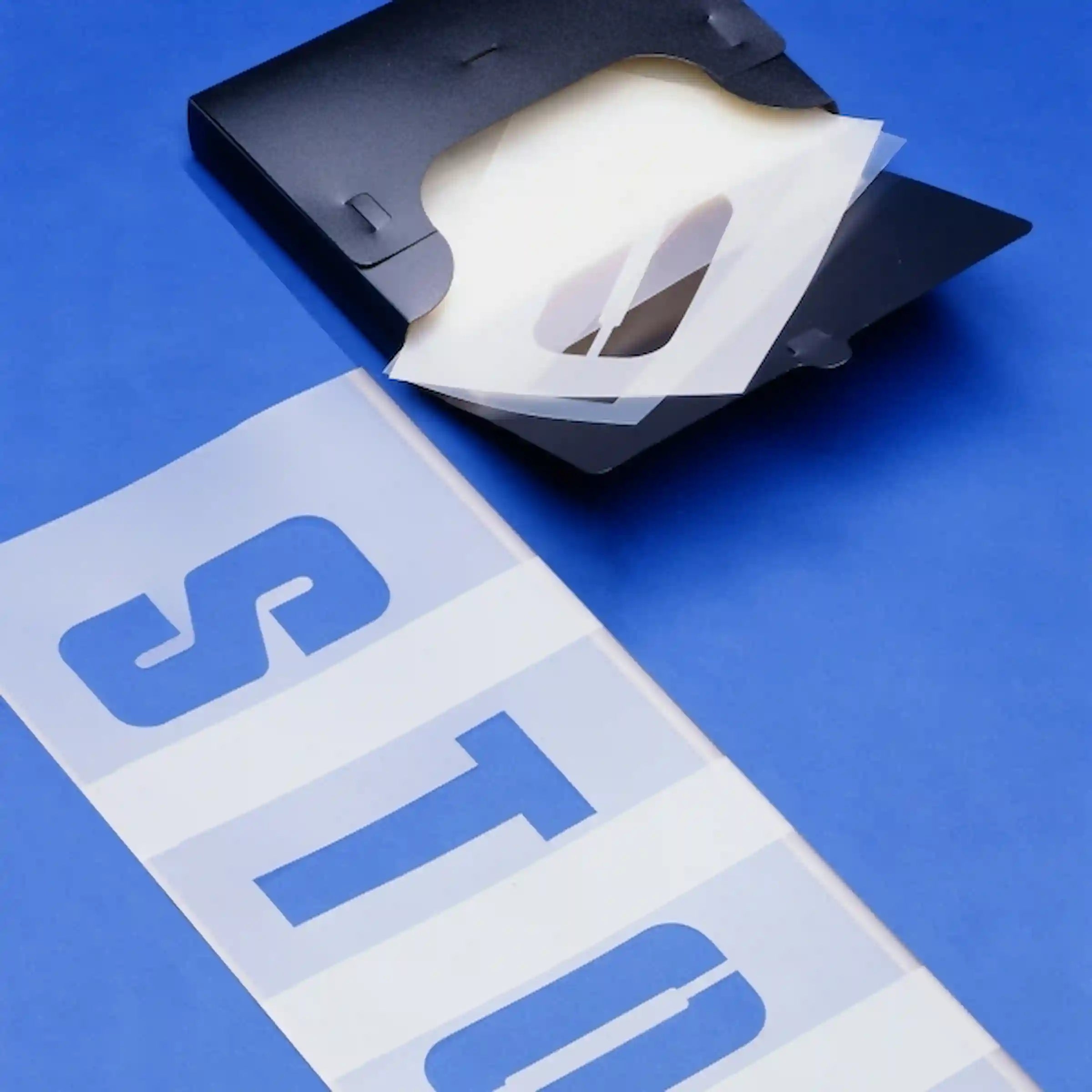 Schablonenset mit Buchstaben, Zahlen und Pfeilen für Bodenmarkierungen