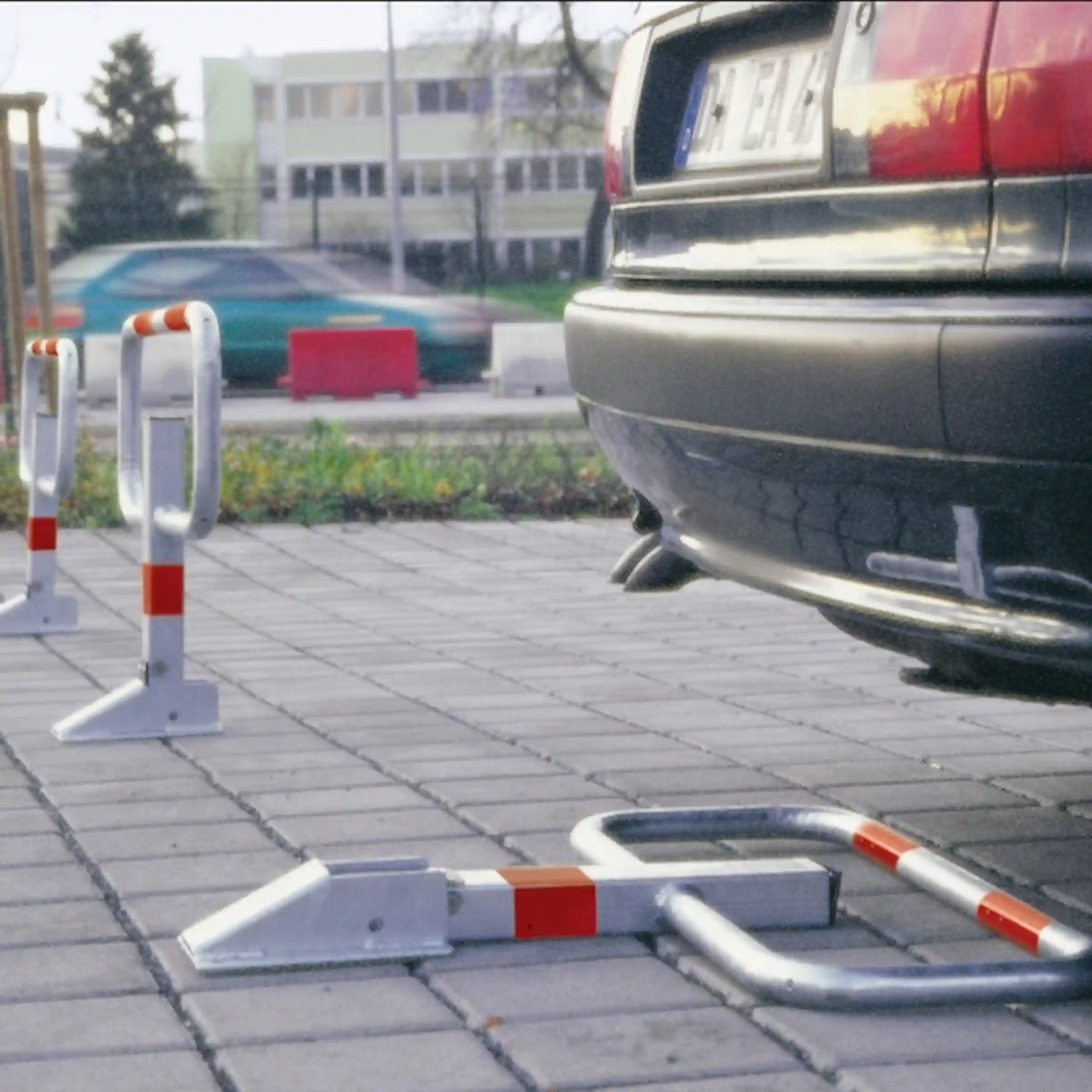 Robuster Parkbügel mit seitlicher Führung für mehr Stabilität.
