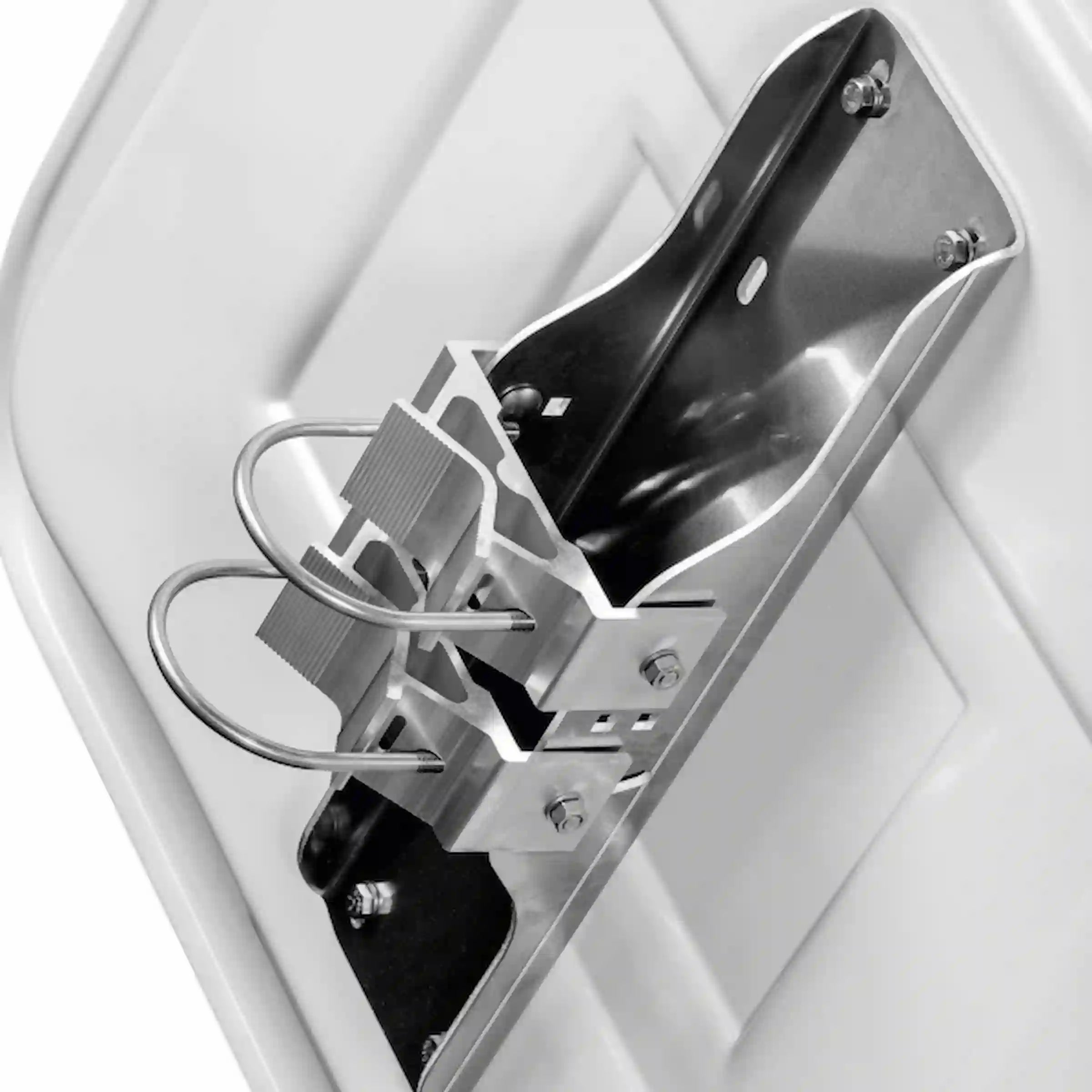 Robuster Spiegel mit 15 Jahren Funktionsgarantie und universeller Pfostenhalterung.