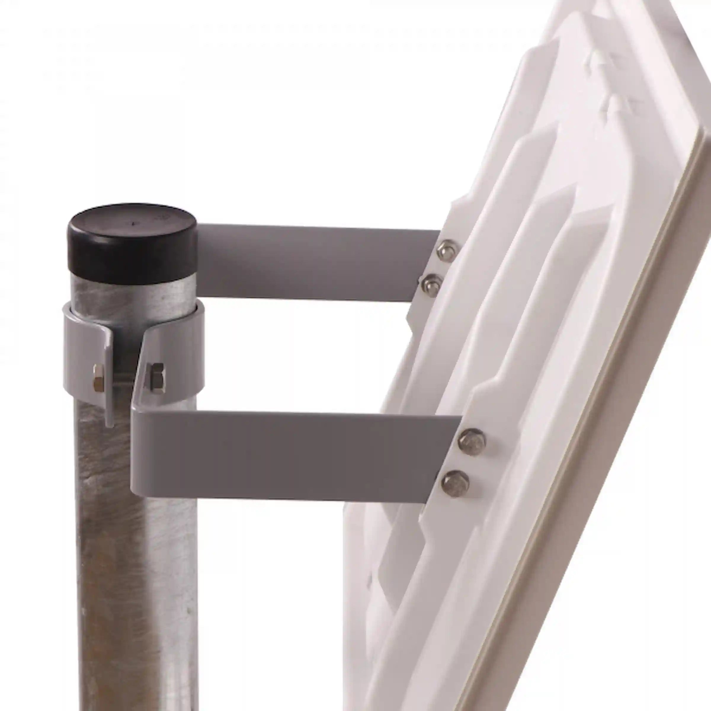 Verkehrsspiegel mit Schlagfestigkeit, Krümelbildung bei Bruch und rotem Reflexrand für maximale Sicherheit.