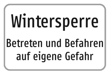 Hinweisschild Wintersperre – Betreten und Befahren auf eigene Gefahr