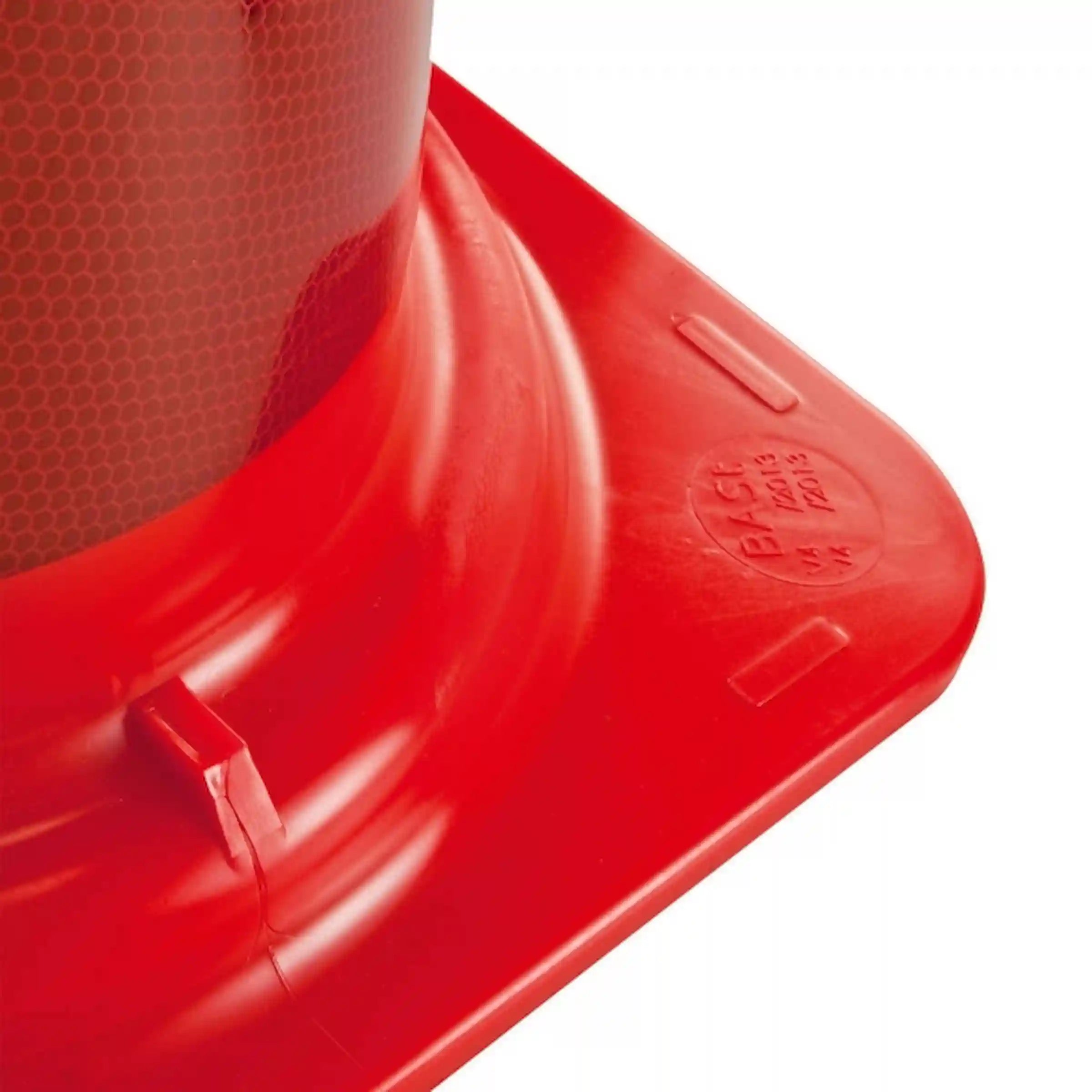 TL-konformer Leitkegel aus PVC in 500 oder 750 mm Höhe mit RA2-Folie.